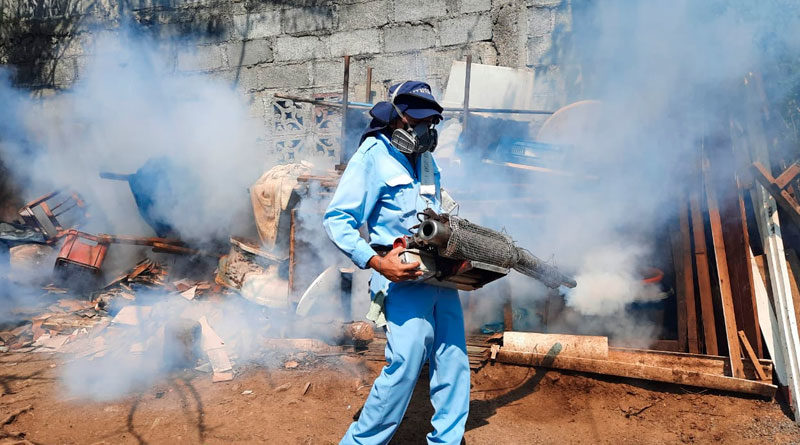 Brigadistas del Ministerio de Salud de Nicaragua fumigando las viviendas del barrio Pedro Joaquín Chamorro de Managua