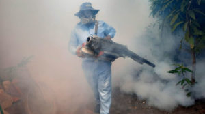 Trabajador del Ministerio de Salud de Nicaragua fumigando una vivienda del barrio Camilo Ortega en Managua.