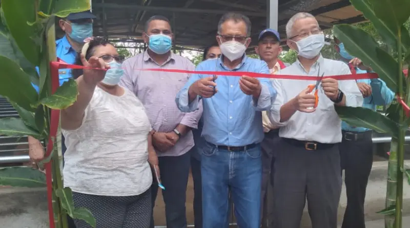 Señor Iván Lo, Ministro Consejero de la Embajada de Taiwán en Nicaragua junto a las autoridades de Nueva Guineainaugurando granja porcina de mejoramiento genético