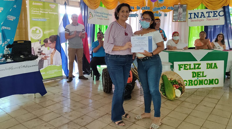 Autoridades de INATEC entregan reconocimiento a una estudiante en Chinandega