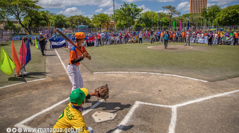 Alcaldesa de Managua, Reyna Rueda lanza la primera bola en la inauguración del campeonato de béisbol