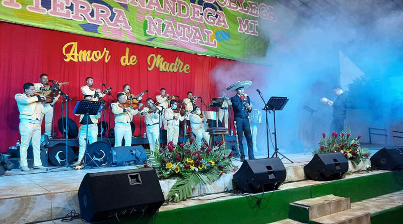 Escenario sobre el cual están mariachis y cantantes de INCANTO, durante el concierto dedicado a las madres en Chinandega