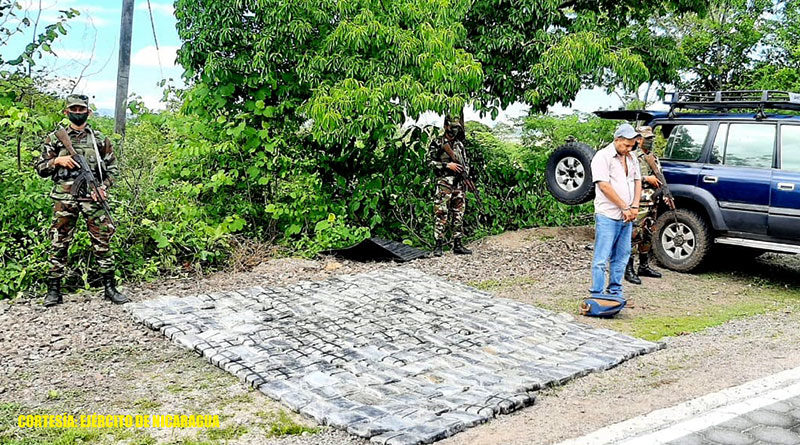 Droga incautada por el Ejército de Nicaragua junto al sujeto capturado quien transportaba la droga en carretera Estelí - San Juan de Limay