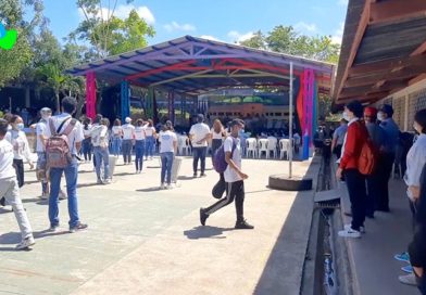 Comunidad educativa de Jinotepe durante la inauguración del techo metálico del Instituto Manuel Hernández.