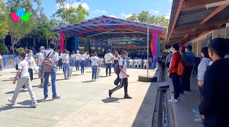 Comunidad educativa de Jinotepe durante la inauguración del techo metálico del Instituto Manuel Hernández.