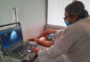 Doctora del Centro de Salud Francisco Morazán realiza ultrasonido a una mujer acostada en una cama