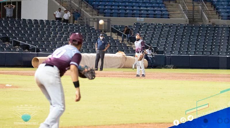 Lanzador de los Leones de León durante el juego de este domingo ante los Indios del Bóer.