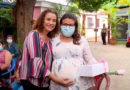 Alcaldesa de Managua, Reyna Rueda, junto a una madre del CDI Guadalupe Jirón