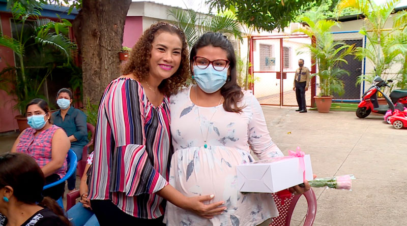 Alcaldesa de Managua, Reyna Rueda, junto a una madre del CDI Guadalupe Jirón