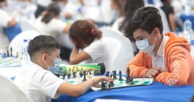 Jóvenes estudiantes de secundaria durante la Mega Simultánea de Ajedrez 2021.
