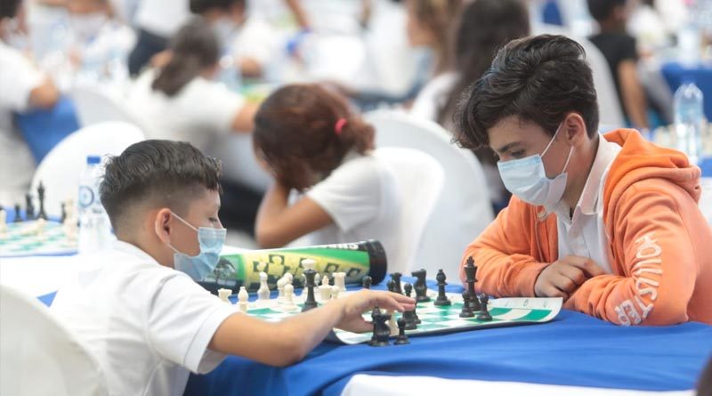 Jóvenes estudiantes de secundaria durante la Mega Simultánea de Ajedrez 2021.