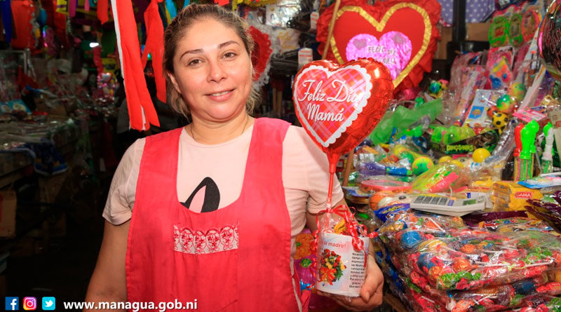 Comerciante del mercado oriental ofreciendo sus productos para regalar a las madres en su día
