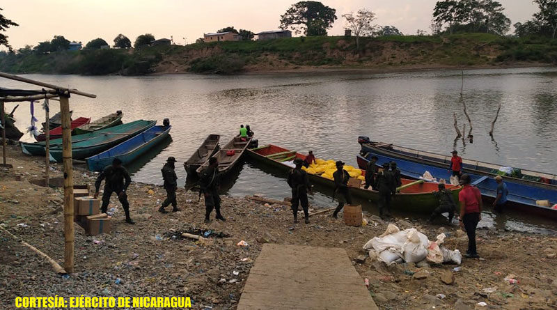 Efectivos militares del Ejército de Nicaragua descargando paquetes de merienda escolar en comunidades de Silibila y Tungla.