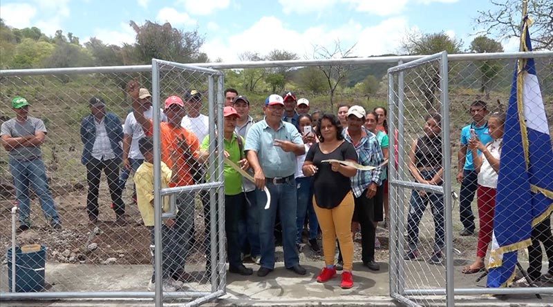 Familias de la comarca La Montañita en San Lorenzo, Boaco durante la inauguración del Mini Acueducto por Bombeo Eléctrico Solar.