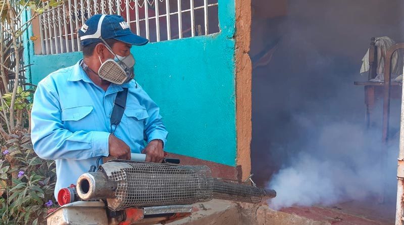 Uno de los brigadistas de fumigación del MINSA durante la lucha antiepidémica en los barrios Villa Reconciliación y Francisco Aguilar.