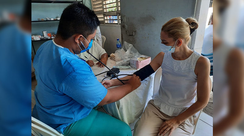 Médico del hospital Lenin Fonseca brinda atención a pobladora en Monseñor Lezcano