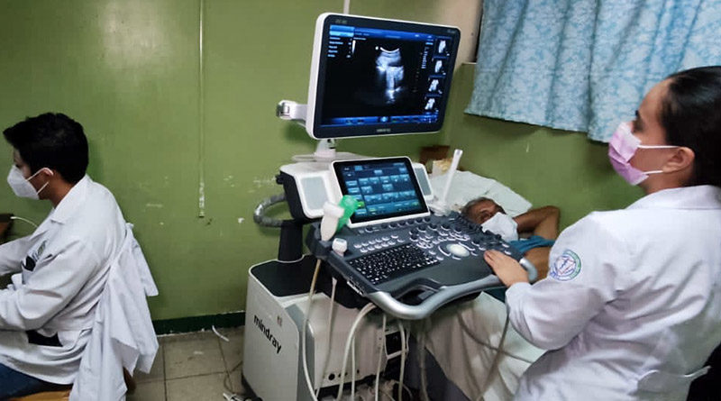 Médicos del MINSA realizan ultrasonidos a una paciente acostada en una camilla