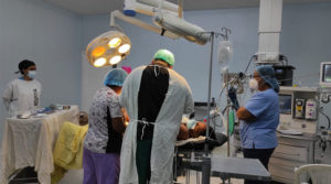 Médicos del hospital Manolo Morales, durante la jornada quirúrgica desarrollada este lunes 10 de mayo
