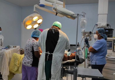 Médicos del hospital Manolo Morales, durante la jornada quirúrgica desarrollada este lunes 10 de mayo