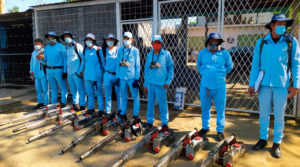 Brigadistas del Ministerio de Salud de Nicaragua, fumigando una vivienda del Barrio Primero de Mayo de Managua.