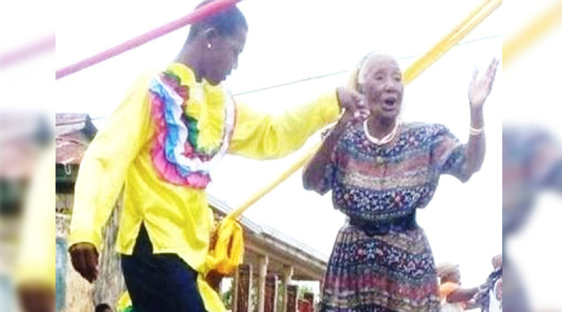 Miss Lizzie bailando RIBBON POLE en sus 89 años. Falleció cumpliendo 99 años.