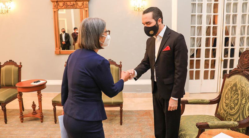 Embajadora de Nicaragua, Gilda Bolt junto al Presidente de El Salvador, Nayib Bukele
