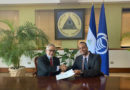Compañero Michael Campbell, Representante Plenipotenciario de Nicaragua ante la AEC, entregando sus cartas credenciales al Sr. Rodolfo Sabonge, Secretario General de la AEC.