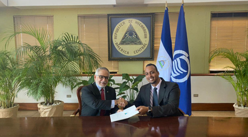 Compañero Michael Campbell, Representante Plenipotenciario de Nicaragua ante la AEC, entregando sus cartas credenciales al Sr. Rodolfo Sabonge, Secretario General de la AEC.