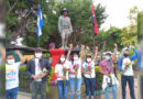 Juventud Sandinista frente al monumento al General Sandino en Niquinohomo
