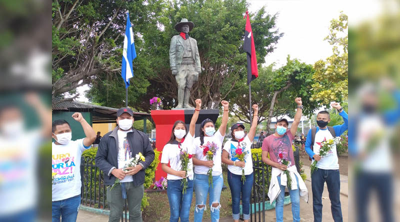 Juventud Sandinista frente al monumento al General Sandino en Niquinohomo