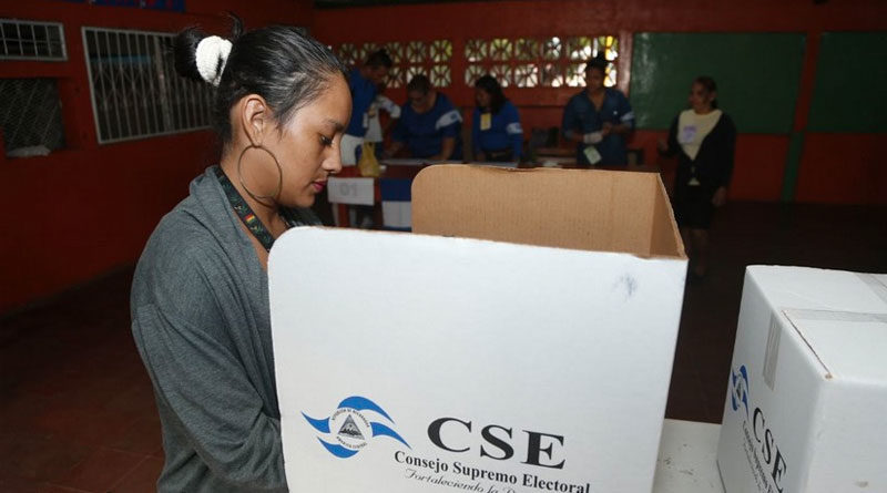 Ciudadana nicaragüense acudiendo a votar en las elecciones municipales de 2017 en Nicaragua.