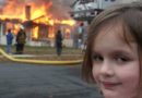 Meme de Zoe la niña que sonrié con maldad frente a casa en llamas
