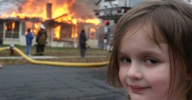 Meme de Zoe la niña que sonrié con maldad frente a casa en llamas