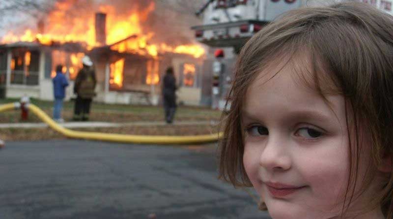 Meme de Zoe la niña que sonrié con maldad frente a casa en llamas