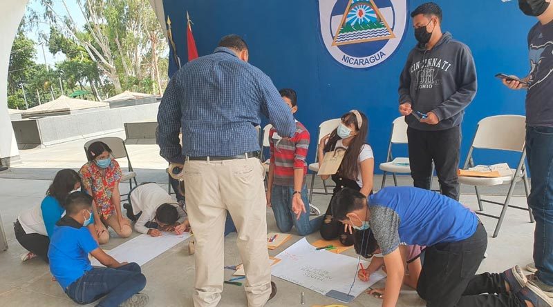 Hijos de oficiales y funcionarios del Ministerio de Gobernación durante una charla del programa “Mi vida sin drogas”.