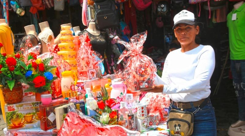 Autoridades de la Alcaldía de Managua durante el recorrido por el Marcado El Mayoreo por el día de las madres nicaragüenses.