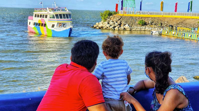 Una familia visitando el Puerto Salvador Allende