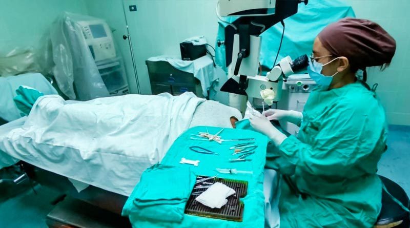 Unos de los doctores durante la jornada quirúrgica a personas con Terigio en el Centro Nacional de Oftalmología.