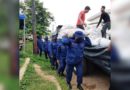 Efectivos militares durante el descargue de paquetes alimenticios en Bluefields