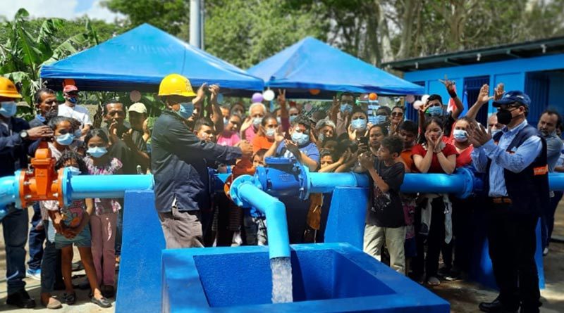 Familias del Distrito V de Managua inaugurando el nuevo pozo de agua potable