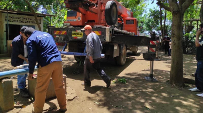 Trabajadores de ENACAL durante las obras de habilitación de un Pozo ubicado en la comunidad de Las Pilas Orientales, Masaya.