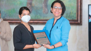 Loyda Barreda, directora ejecutiva del INATEC, entregando premio y reconocimiento a estudiante ganadora de Tercer Concurso de Artes Visuales