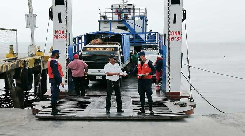 Efectivos militares durante inspección a embarcaciones en unos puertos marítimos del país