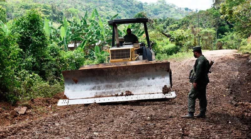 Efectivos militares trabajando en la rehabilitación de camino en Matagalpa