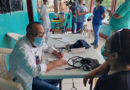 Médico del MINSA atiende una paciente durante la feria de salud en el barrio René Polanco