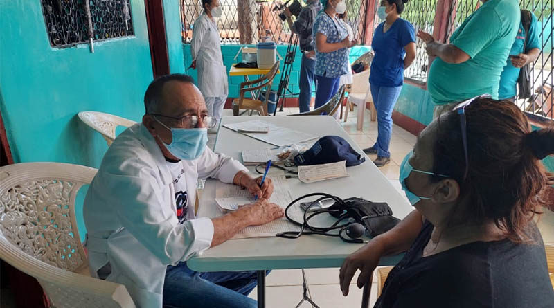 Médico del MINSA atiende una paciente durante la feria de salud en el barrio René Polanco