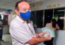 Trabajador del Ministerio de Salud mostrando su salario que acaba de retirar en unas de las cajas habilitadas en el complejo de salud Concepción Palacios de Managua, Nicaragua.