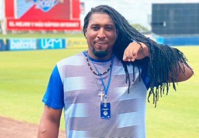 Sheylon Putchie lanzador de Zelaya Central y su gran melena.