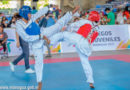 Dos jóvenes peleando durante el inicio del taekwondo en los Juegos Juveniles Managua 2021