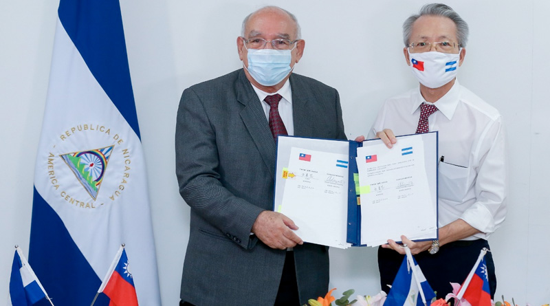 Ministro del MIFIC junto al Embajador de Taiwán, durante la firma de acuerdos sobre el TLC